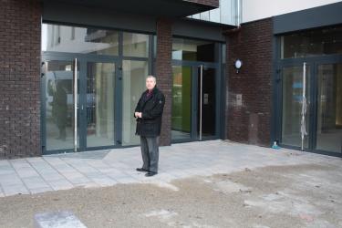 Dominique Ehrengarth devant le futur magasin